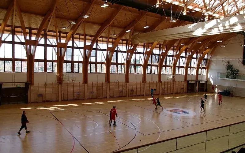 Innendørs futsalkamp i en idrettshall med parkettgulv